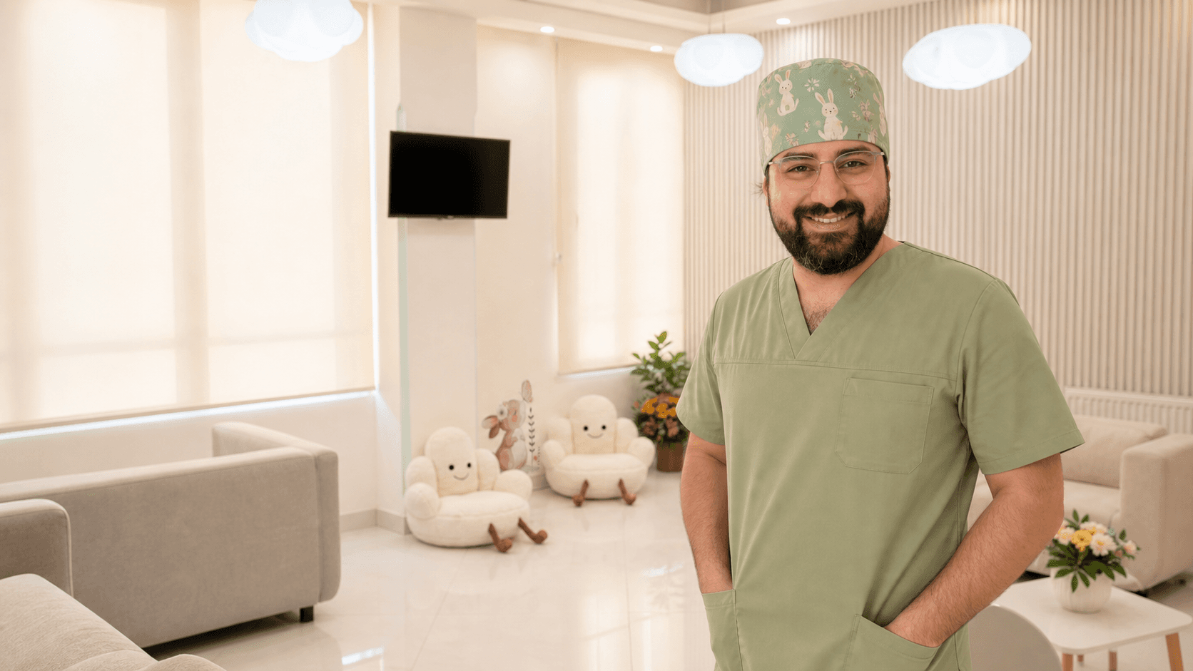 پزشک کلینیک در فضای انتظار با نور طبیعی