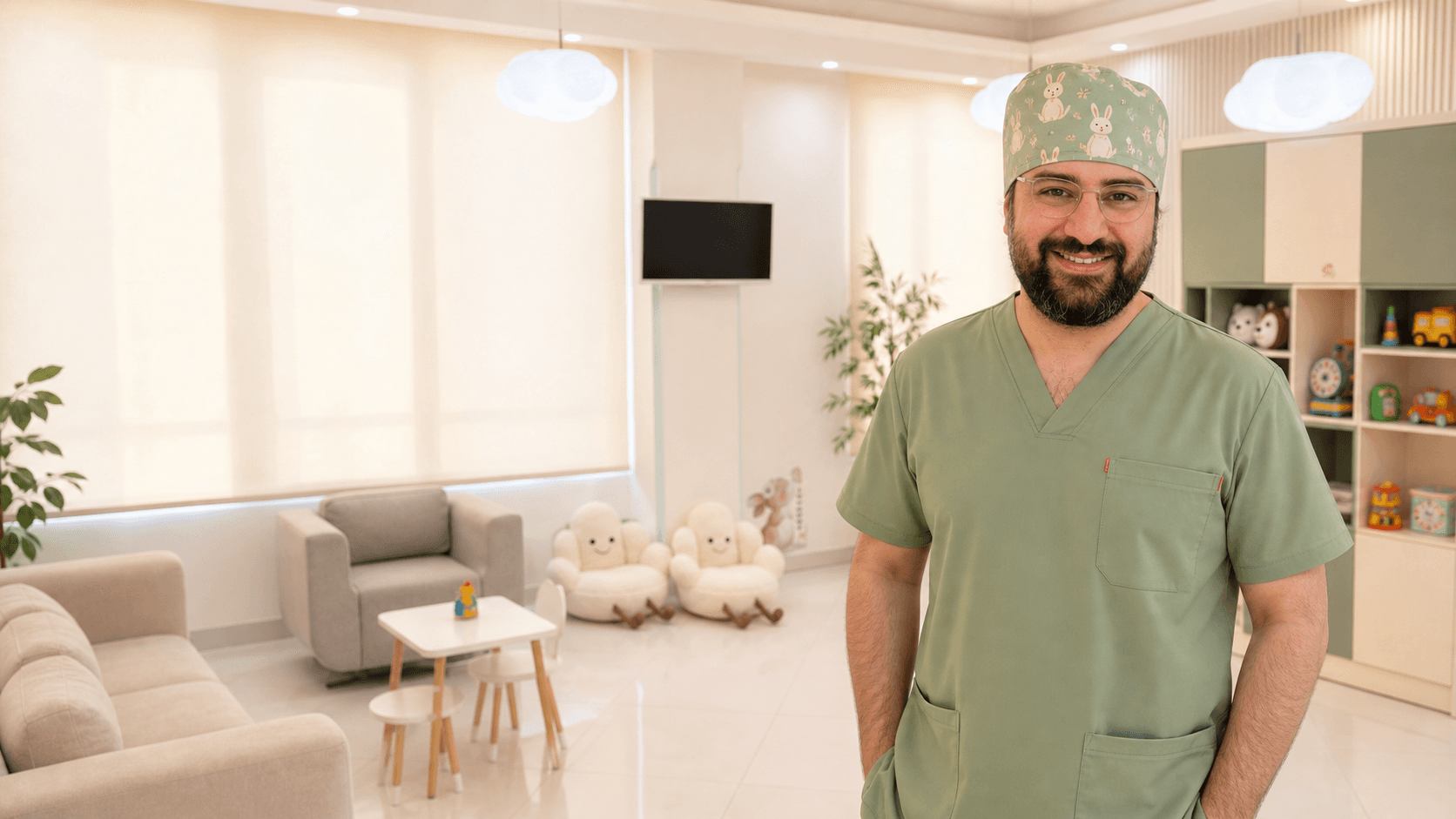پزشک کلینیک کودک در فضای انتظار روشن و کودک پسند